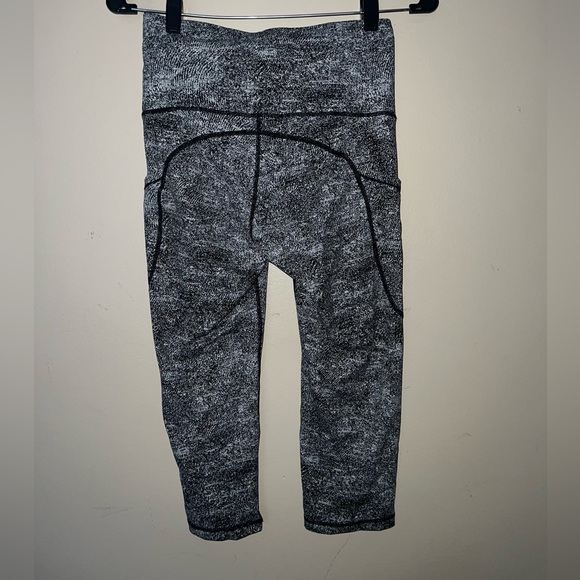 Women's black and white cropped Leggings - Picture 2 of 3